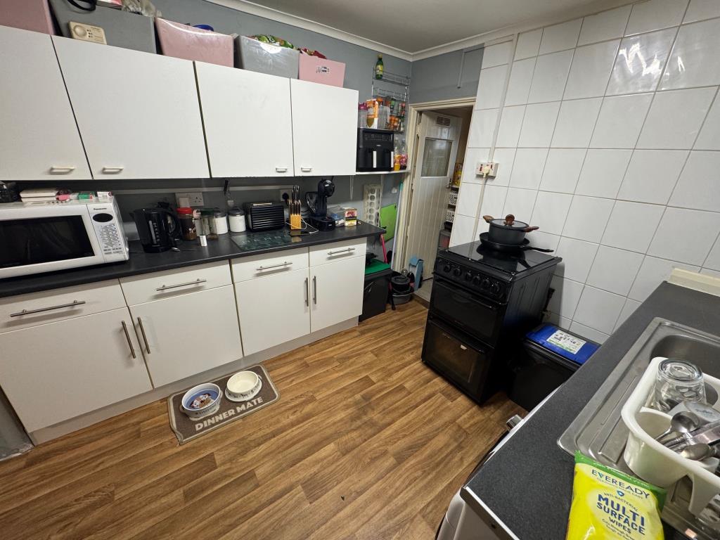 Lot: 44 - BAY FRONTED HOUSE FOR INVESTMENT - Kitchen